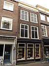 Pand met gevel met verkropte lijst