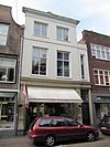 Pand met eenvoudige, gepleisterde lijstgevel met late empire ramen