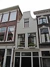 Pand met gepleisterde tuitgevel met voluten
