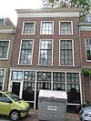 Pand met gepleisterde lijstgevel met empire en 18e-eeuwse ramen