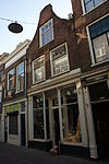 Pand met klokgevel met zijvoluten