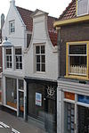 Pand met tuitgeveltje ter breedte van een vensteras