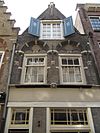 Pand met tot puntgevel gewijzigde Dordtse trapgevel