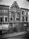 Overzicht voorgevel - Dordrecht - 20062896 - RCE -  De Rozijnenkorf: Overzicht voorgevel (opmerking: In: Buiten ; 14(1920), nr. 43, p. 512) 