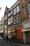 Twee panden, waarvan de parterres tot een winkelruimte zijn samengetrokken. Het linker heeft een lijstgevel en het rechter een dubbel verkropte lijst uit dezelfde tijd