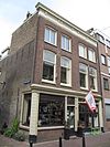 Hoekpand, lijstgevel met schilddak. Achtergevel
