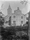 Overzicht gevel, traptoren en gracht - Schelluinen - 20195564 - RCE -  Huis Schelluinderberg: Overzicht gevel, traptoren en gracht (opmerking: In: Buiten ; 2(1928), nr. 2, p. 17) 