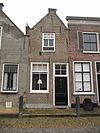 Pand met ijsselstenen puntgeveltje, oorspronkelijk trapgevel, met rode strekken boven de vensters