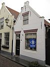 Huisje met gepleisterde puntgevel