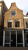 Huis met tuitgevel met goede pui