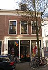 Huis met lijstgevel met in de verdieping schuiframen