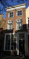 Huis met lijstgevel met goede pui, waarin deurpilasters met hoofdgestel