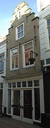 Huis met trapgevel met boven het venster van de zolderverdieping een geblokte ontlastingsboog