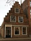 Huis met trapgevel met ontlastingsbogen en ankers