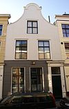 Huis met klokgevel met segmentvormige afdekking