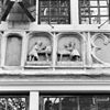 Voorgevel, detail van fries met steenhouwers - Gouda - 20308756 - RCE -  Voorgevel, detail van fries met steenhouwers 