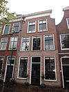 Westhaven 57 -  Pand met ingezwenkte gevel onder lijst