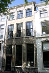 Pand met gepleisterde lijstgevel met in de, door lod