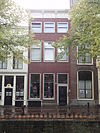 Pand met gevel met rijk gesneden kroonlijst en consoles, lod