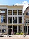 Pand met gepleisterde lijstgevel met empire-ramen