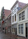 Spieringstraat5 Gouda2 -  Het vroegere pand Spieringstraat 5 van rechts gezien (thans behorend bij Spieringstraat 1), het wit gepleisterde pand in het midden, naast nr. 7