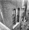 Raam vanuit trappenhuis - Gouda - 20081586 - RCE -  v.m. Doelen: raam vanuit trappenhuis 