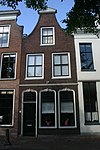 Pand met tuitgeveltje met fronton
