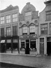 Overzicht voorgevel - Gouda - 20082609 - RCE -  Gevel: Overzicht voorgevel (opmerking: In: Buiten ; 17(1923), nr. 8, p. 91) 