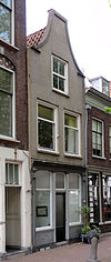 Pand met gepleisterde tuitgevel