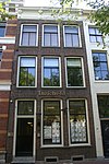 Pand met gevel xviiib met verdiepte lijst en gesneden consoles, vroeg lod