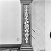 INTERIEUR, VERSIERDE PILASTER, RECHTER VOORKAMER - Hellevoetsluis - 20307288 - RCE -  Admiraliteitsgebouw: INTERIEUR, VERSIERDE PILASTER, RECHTER VOORKAMER 