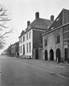 Met belendende gebouwen, overzicht - Hellevoetsluis - 20107794 - RCE -  Admiraliteitsgebouw: met belendende gebouwen, overzicht 
