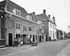 Met belendende bebouwing, overzicht - Hellevoetsluis - 20107799 - RCE -  Admiraliteitsgebouw: met belendende bebouwing, overzicht 