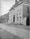 Het raadhuis, oorspronkelijk Landshuis, gezien vanaf de Oostzanddijk - Hellevoetsluis - 20107840 - RCE -  Admiraliteitsgebouw: Het raadhuis, oorspronkelijk Landshuis, gezien vanaf de Oostzanddijk 