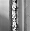 INTERIEUR, DETAIL VAN VERSIERDE PILASTER IN RECHTER ACHTERKAMER - Hellevoetsluis - 20307304 - RCE -  Admiraliteitsgebouw: INTERIEUR, DETAIL VAN VERSIERDE PILASTER IN RECHTER ACHTERKAMER 