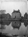 Het raadhuis, oorspronkelijk Landshuis, gezien vanaf de overkant van het Dok - Hellevoetsluis - 20107839 - RCE -  Admiraliteitsgebouw: Het raadhuis, oorspronkelijk Landshuis, gezien vanaf de overkant van het Dok 