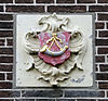 Nieuwenhoorn Gevelsteen gemeentehuis -  Gevelsteen, Rechthuis - Gemeentehuis (1838) Rijksstraatweg 243 Nieuwenhoorn (gemeente Hellevoetsluis). Gevelsteen in Lod.XV-omlijsting. (Rijksmonument nr: 21439.) 