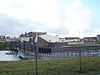 Gemaal Katwijk en visserijschool.JPG -  Boezemgemaal Katwijk (Koning Willem-Alexander Gemaal) met rechts op de achtergrond de oude Visserijschool.