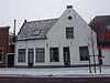 Pand met gepleisterde lage gevel