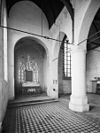 Interieur koor naar het zuid-oosten met graftombe - Katwijk aan den Rijn - 20124130 - RCE -  N.H.Kerk: interieur koor naar het zuid-oosten met graftombe 