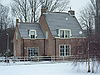 Laag huis met topgevel