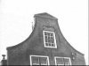 Close-up van pand met ingezwenkte gevel met cartouche