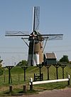 Nieuw-Beijerland molen De Swaen -  Nieuw-Beijerland: molen De Swaen met op de voorgrond waslijnen 