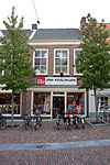 Huis met lijstgevel, onder met zeven Empire-ramen