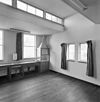 Interieur laboratorium, overzicht werkblad en stalen bovenlichten - Leerdam - 20332628 - RCE -  Slachthuis: Interieur laboratorium, overzicht werkblad en stalen bovenlichten 