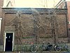 Poortje en tuinmuur met blinde nissen. Poortje modern