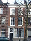Pand met bakstenen lijstgevel. Lod. XIV deuromlijsting, goede pui. Hardstenen stoep en palen