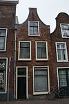 Pand met tuitgevel, sieranker in de top