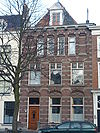 Pand met bakstenen gevel in Vredeman de Vriesstijl, stoeppalen