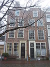 Pand met gepleisterde lijstgevel
